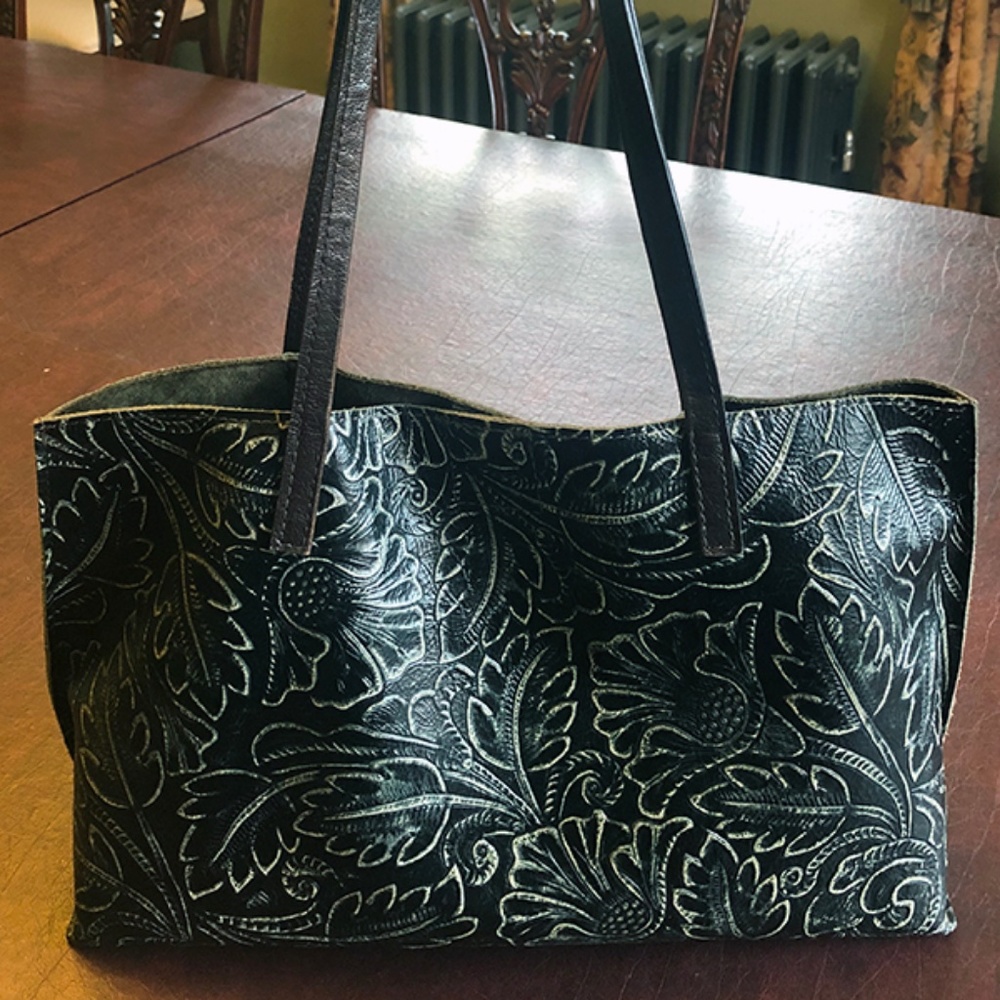 b may Resort Shopper-Embossed Floral-Black